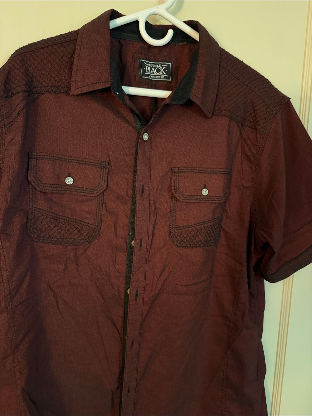 Bucklе Black Short Sleeve Button-Up Shirt in Deep Burgundy